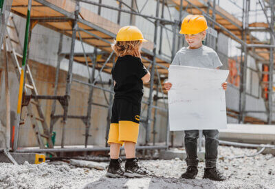 Zwei Kinder auf einer Baustelle