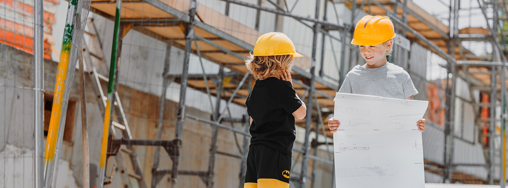 Kinder auf einer Baustelle