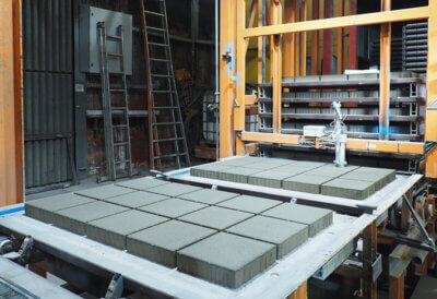 Frisch produzierte Pflastersteine mit CO2-reduziertem Beton
