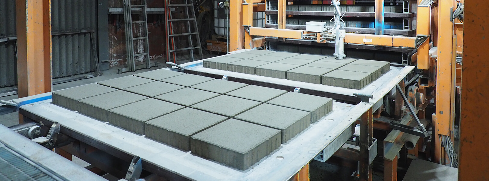 Frisch produzierte Pflastersteine mit CO2-reduziertem Beton