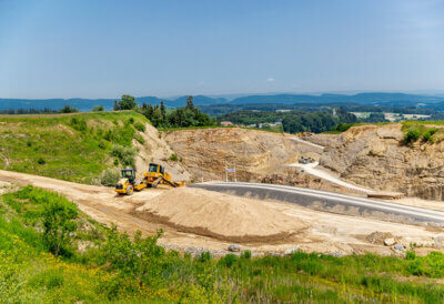 Bagger und LKW Arbeiten in der Kiesgrube Werk Rickenbach