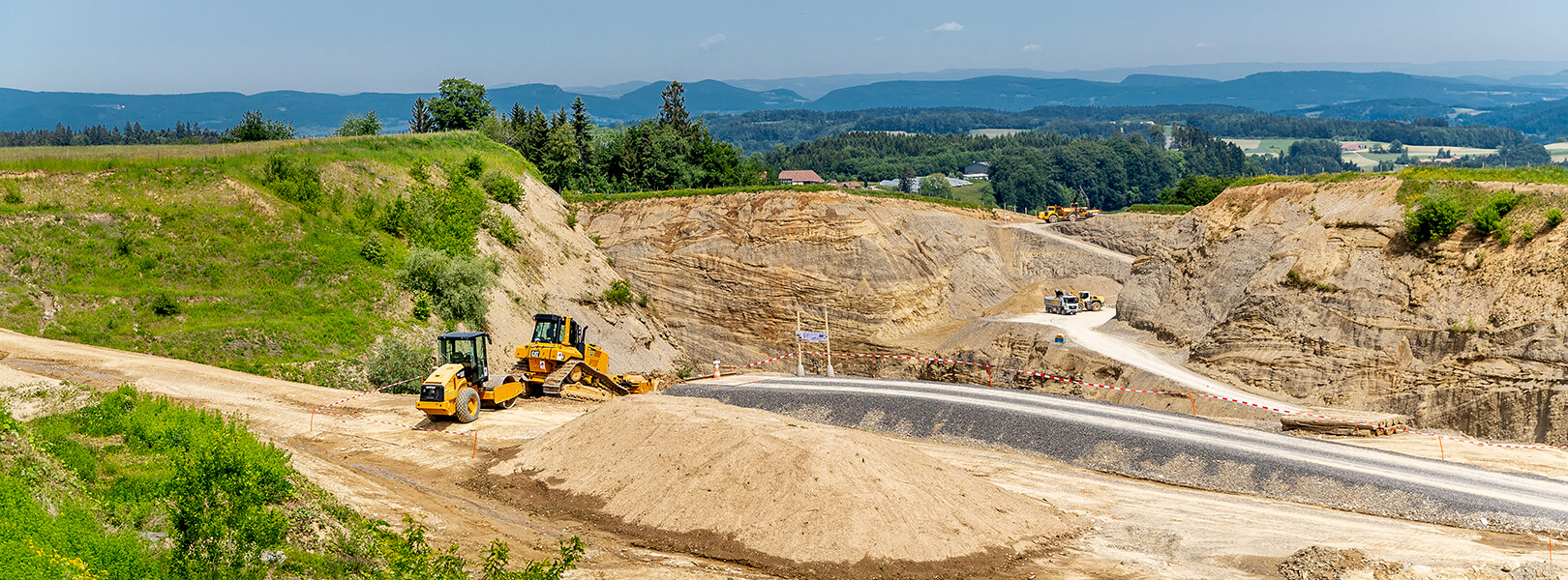Bagger und LKW Arbeiten in der Kiesgrube Werk Rickenbach